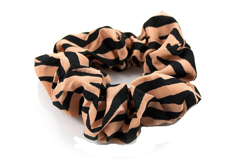 Scrunchie camel streep - HAIRPIN.NU